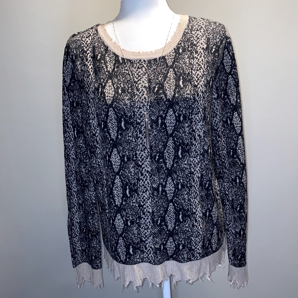Snakeskin print sweater! So gorgeous!! Like new!!🐍